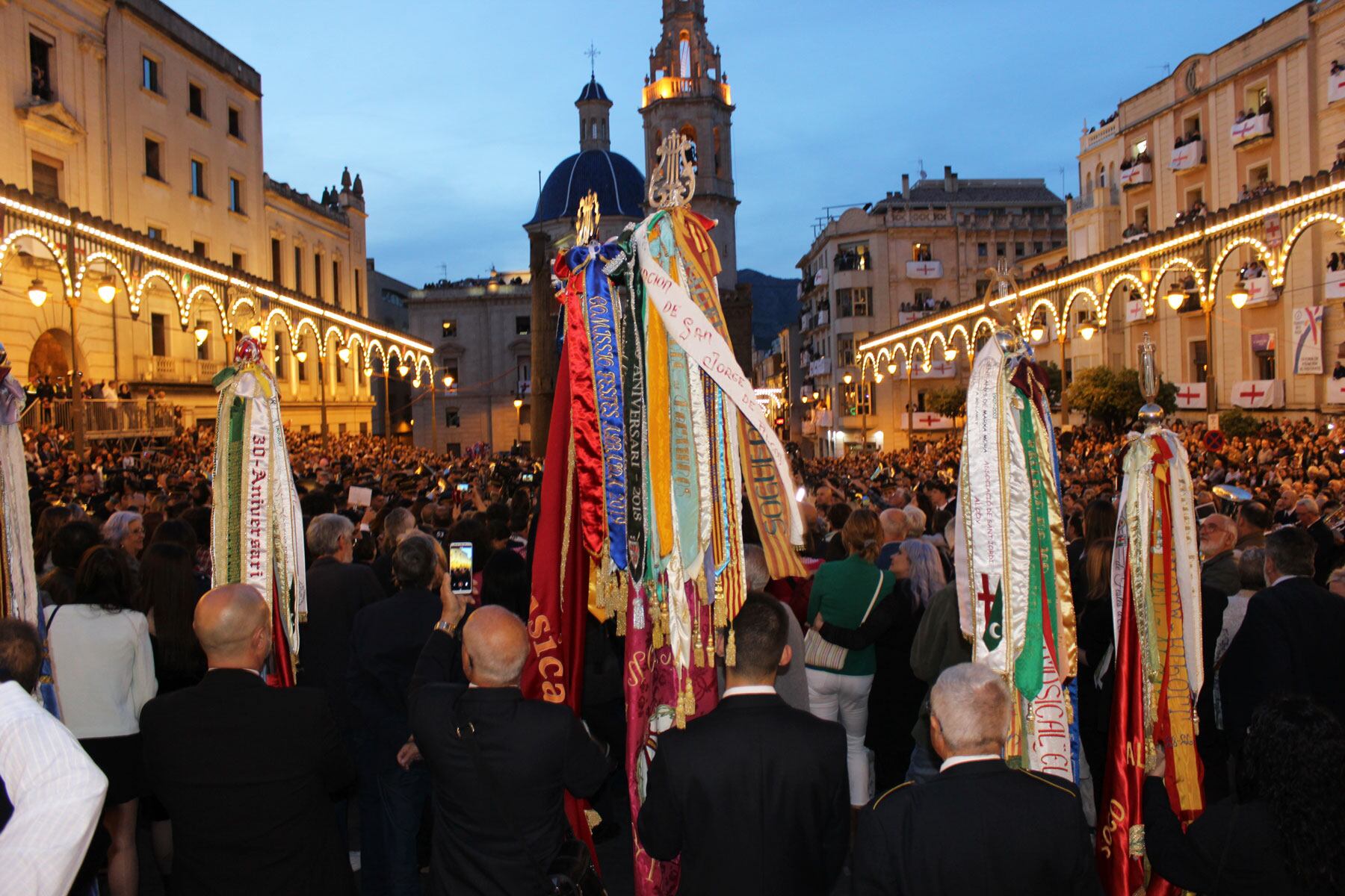 Vista general de la Plaza de España durante la interpretación del Himno