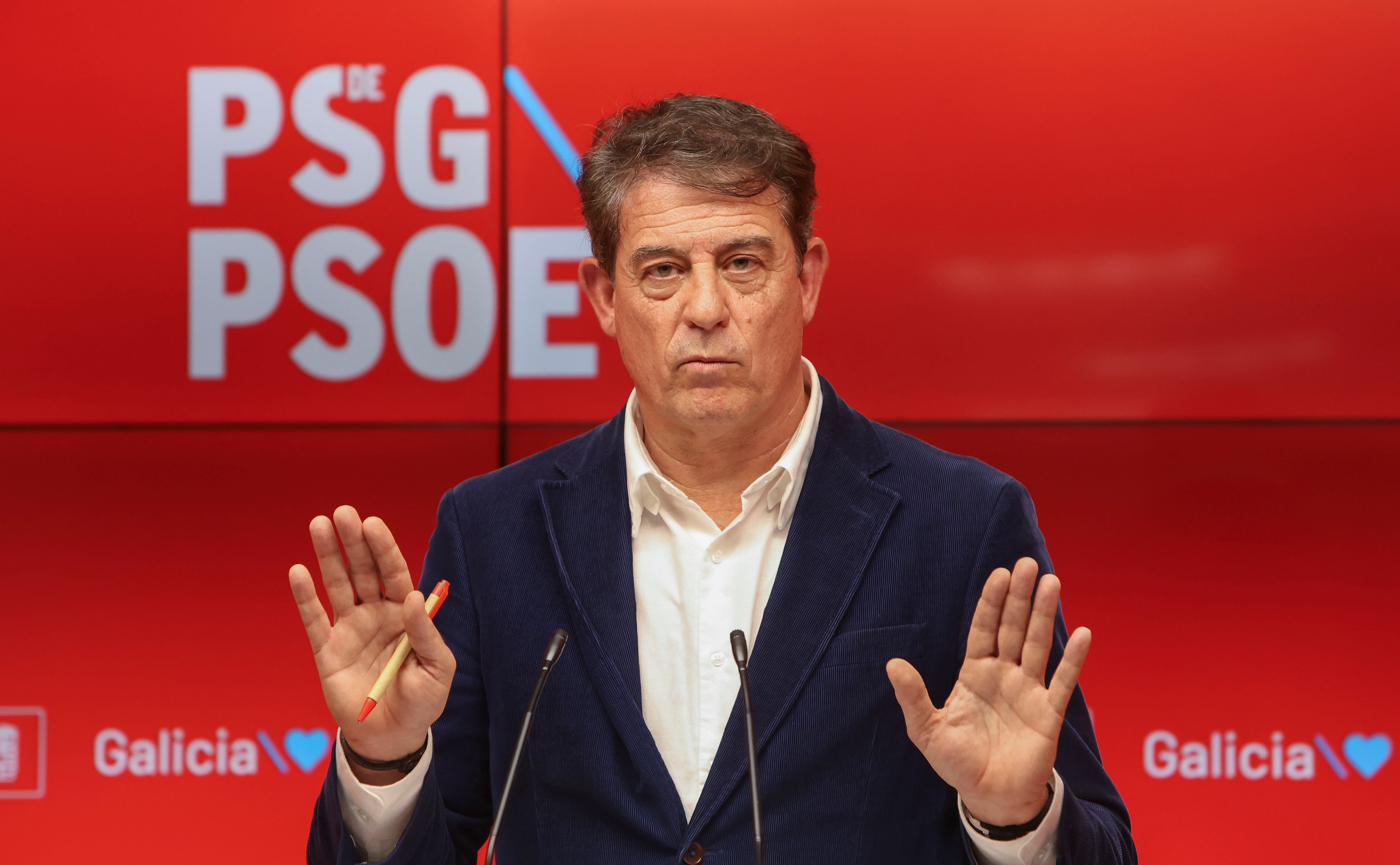 SANTIAGO DE COMPOSTELA, 12/12/2025.- El secretario general del PSdeG, José Ramón Gómez Besteiro, ha admitido este viernes en rueda de prensa que conoció en el mes de octubre el supuesto caso de acoso del que se acusa al expresidente de la Diputación de Lugo, José Tomé, por lo que le pidió explicaciones, pero el lo negó. EFE/ Xoán Rey.