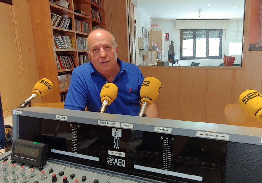 El alcalde de Peñafiel, Elias Arranz, en los estudios de Radio Peñafiel - Cadena SER.