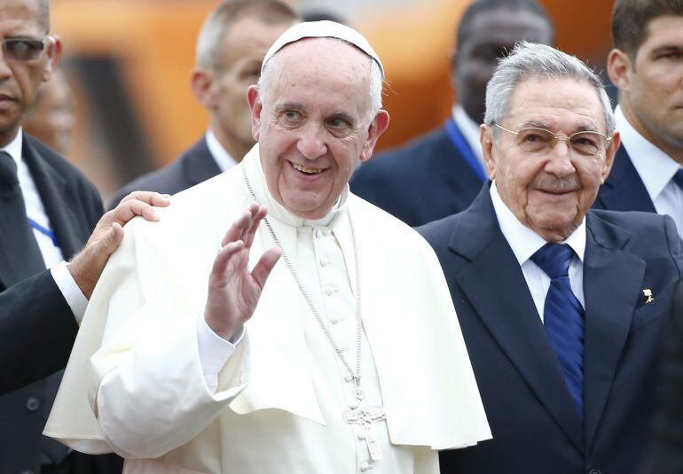 El papa Francisco junto al presidente de Cuba Raúl Castro