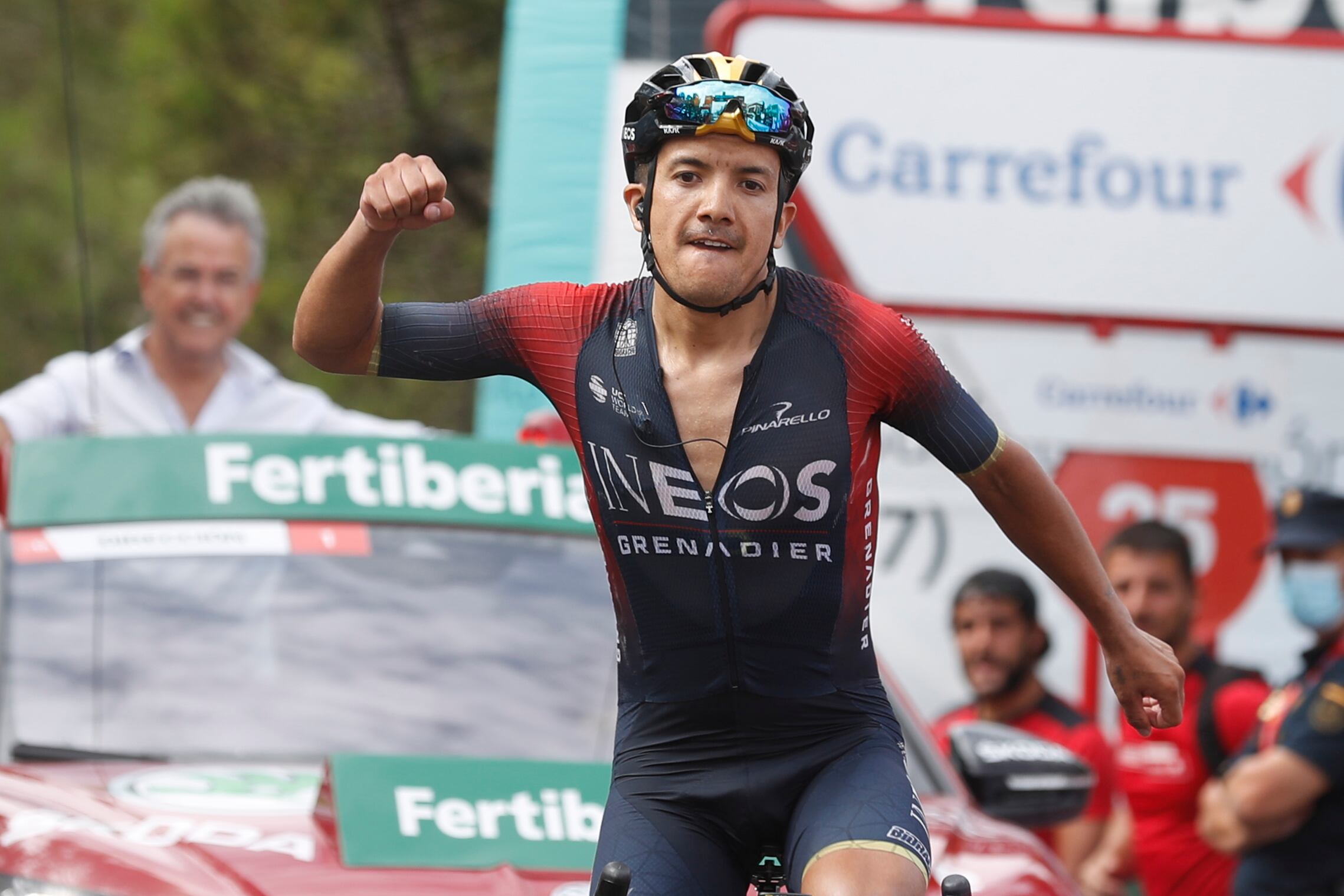 El ecuatoriano Richard Carapaz (Ineos) se impone en la duodécima etapa de la Vuelta Ciclista a España 2022. EFE/ Javier Lizon