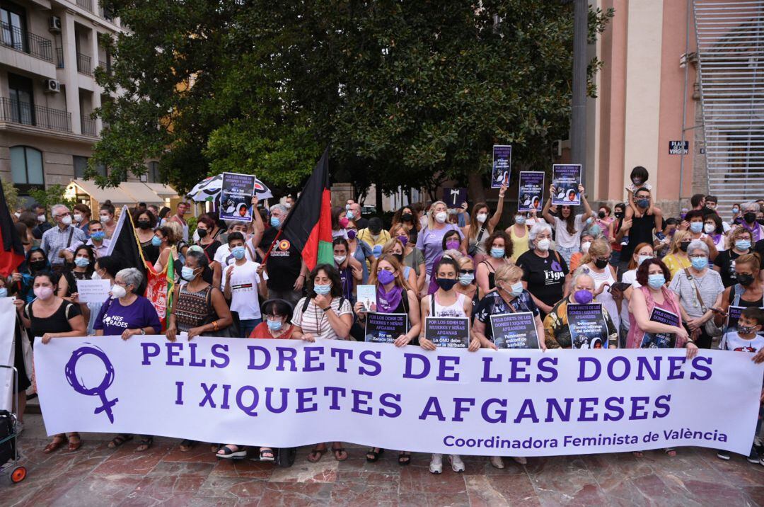 Cientos de personas se concentran en València en solidaridad con las muejres y niñas afganas