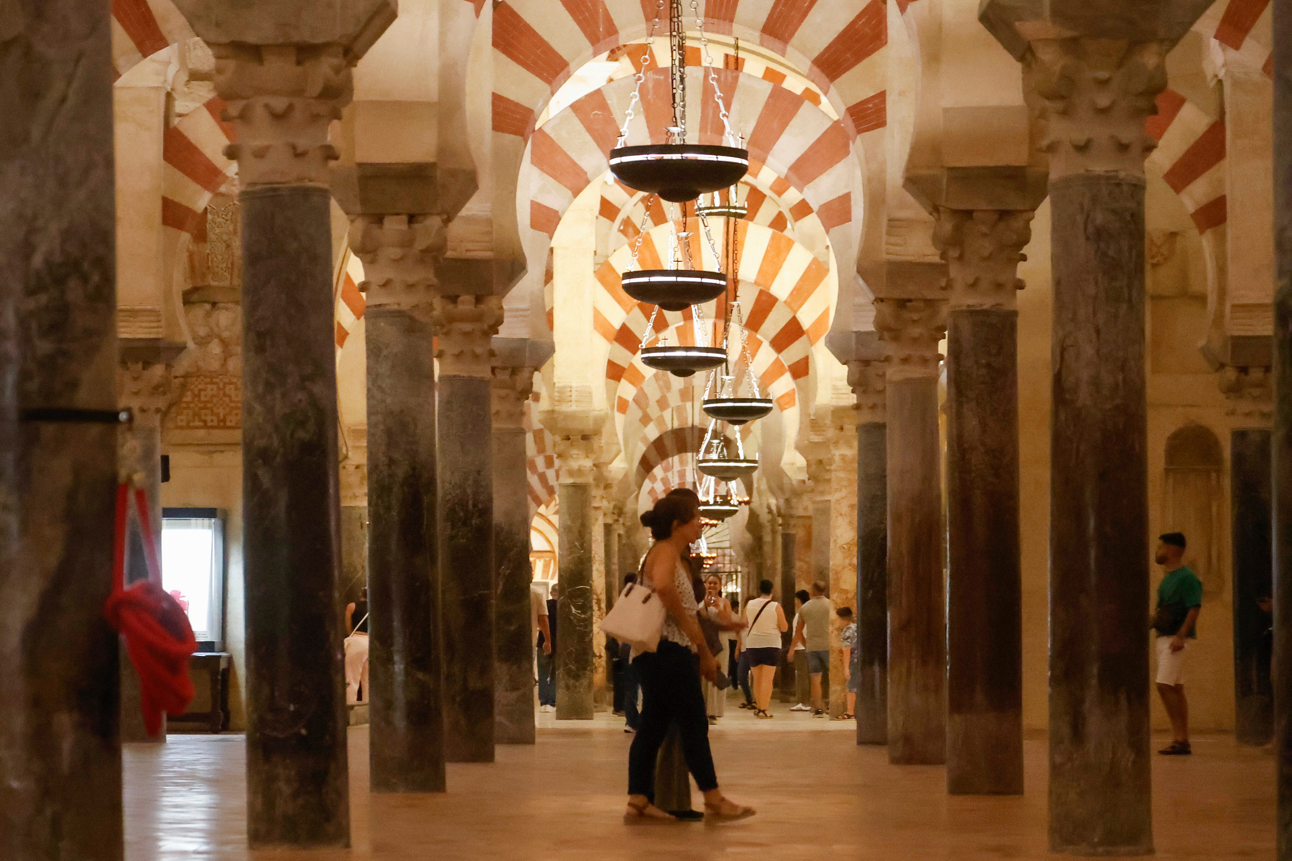 Visitantes en la Mezquita-Catedral de Córdoba. EFE/Salas