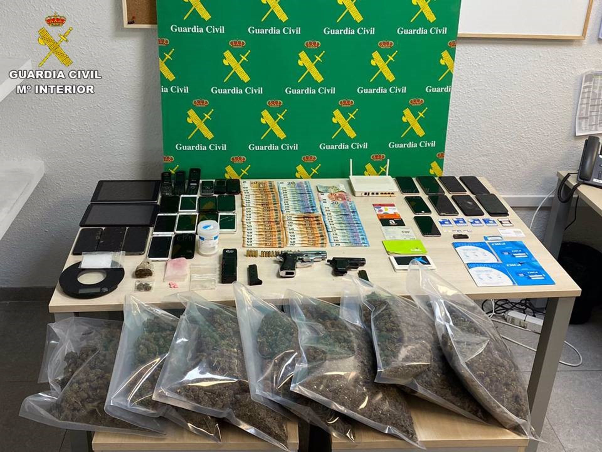 Material incautado en la operación &#039;Rulsimlute&#039; realizada por la Guardia Civil de Alicante