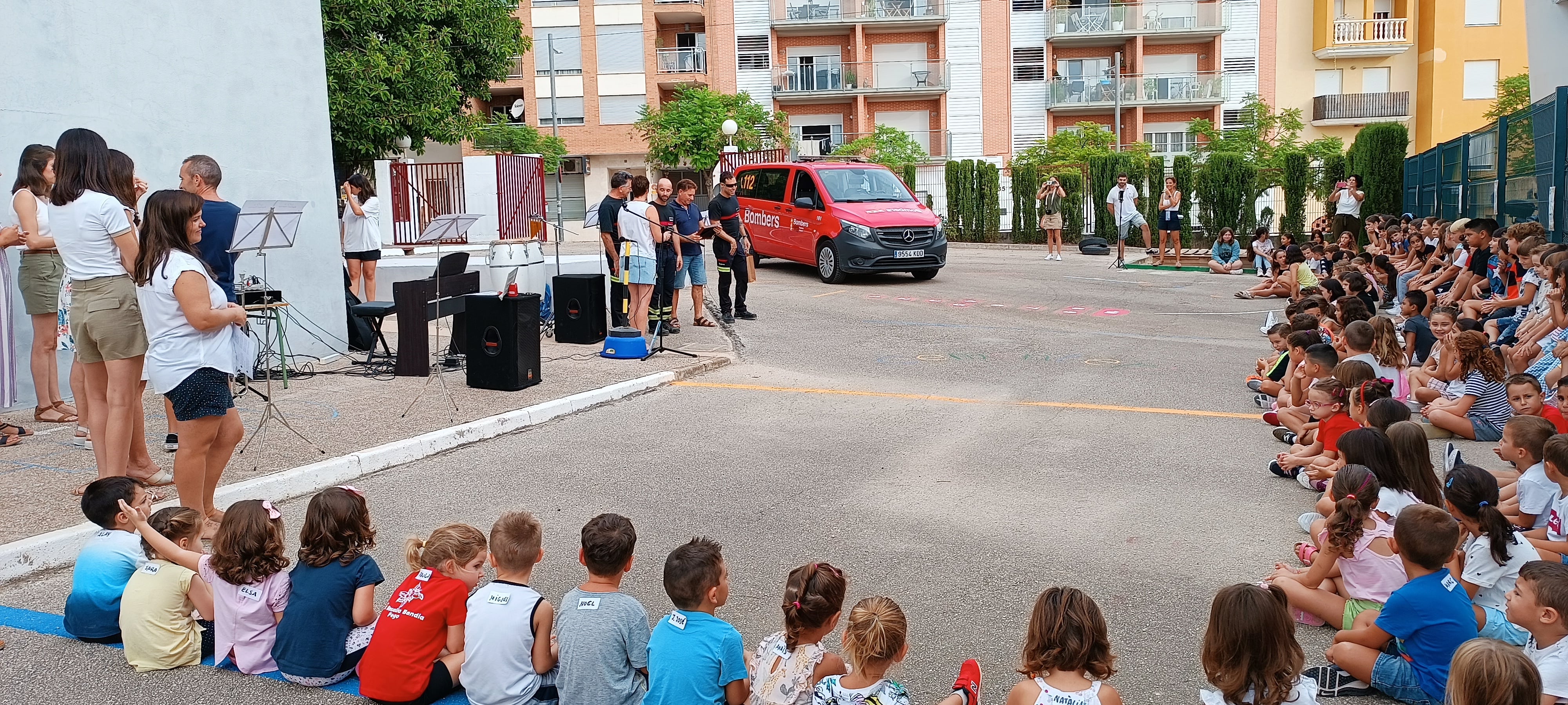 Momento del homenaje que le han rendido desde el CEIP Rosalia Bondia de Pego, a los bomberos que participaron en las labores de extinción del incendio de la Vall d&#039;Ebo.