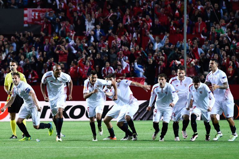 Los jugadores del Sevilla celebran su clasificación para las semifinales de la Europa League tras derrotar al Athletic en la tanda de penaltis