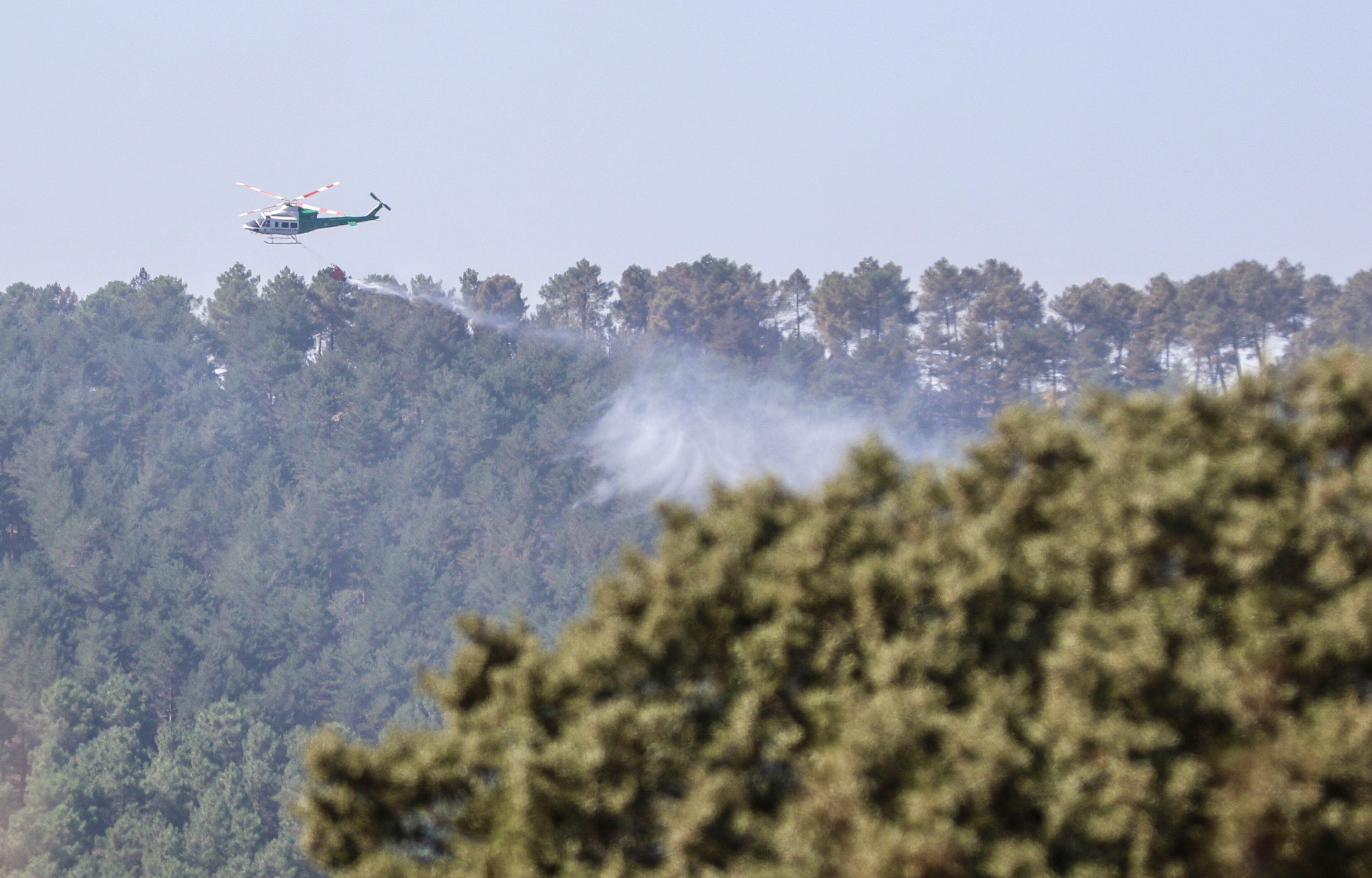 Medios aéreos trabajaron hace tan solo unos días en la extinción de un incendio declarado en Portugal que alcanzó la comarca de Alcañices, en la que se ha iniciado la tarde de este sábado otro fuego.