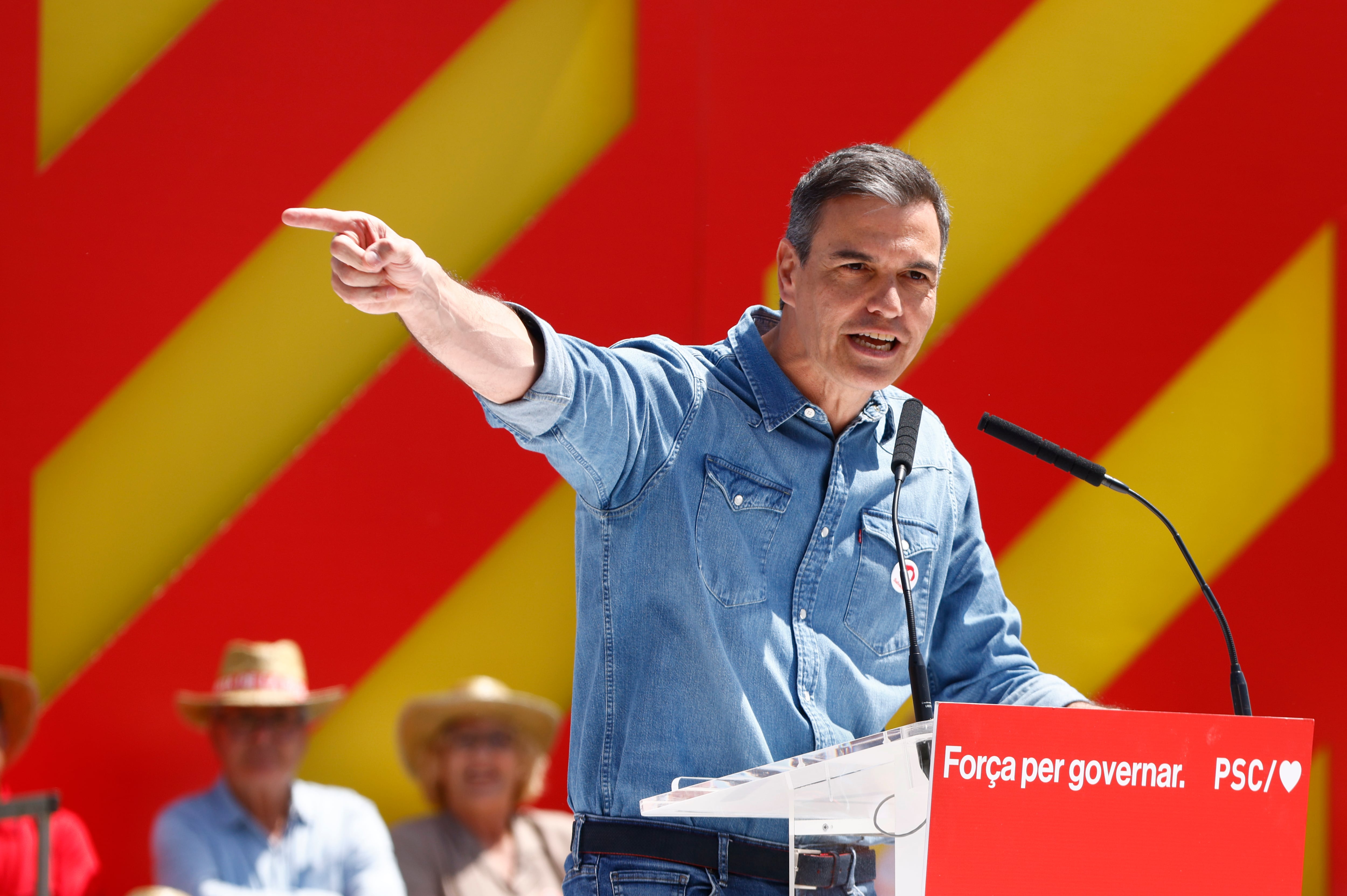 El secretario general del PSOE y presidente del Gobierno, Pedro Sánchez, interviene en un acto electoral del PSC este sábado en Barcelona. EFE/ Quique Garcia