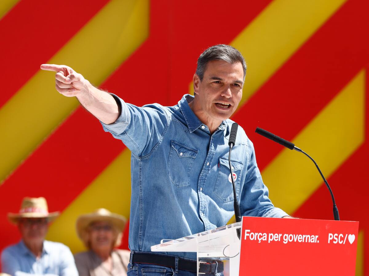 Pedro Sánchez arremete contra PP y Vox e insta a decidir entre la democracia o el "barrizal" en las elecciones catalanas