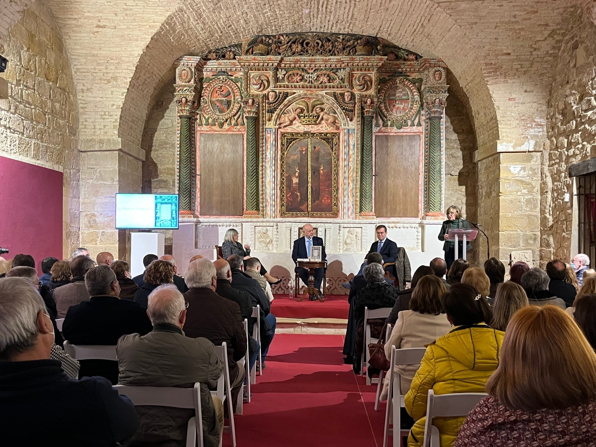 Inauguración de la Feria del Libro de Arjona con Juan Eslava Galán (centro) mientras interviene la directora del IEG, Adela Tarifa.