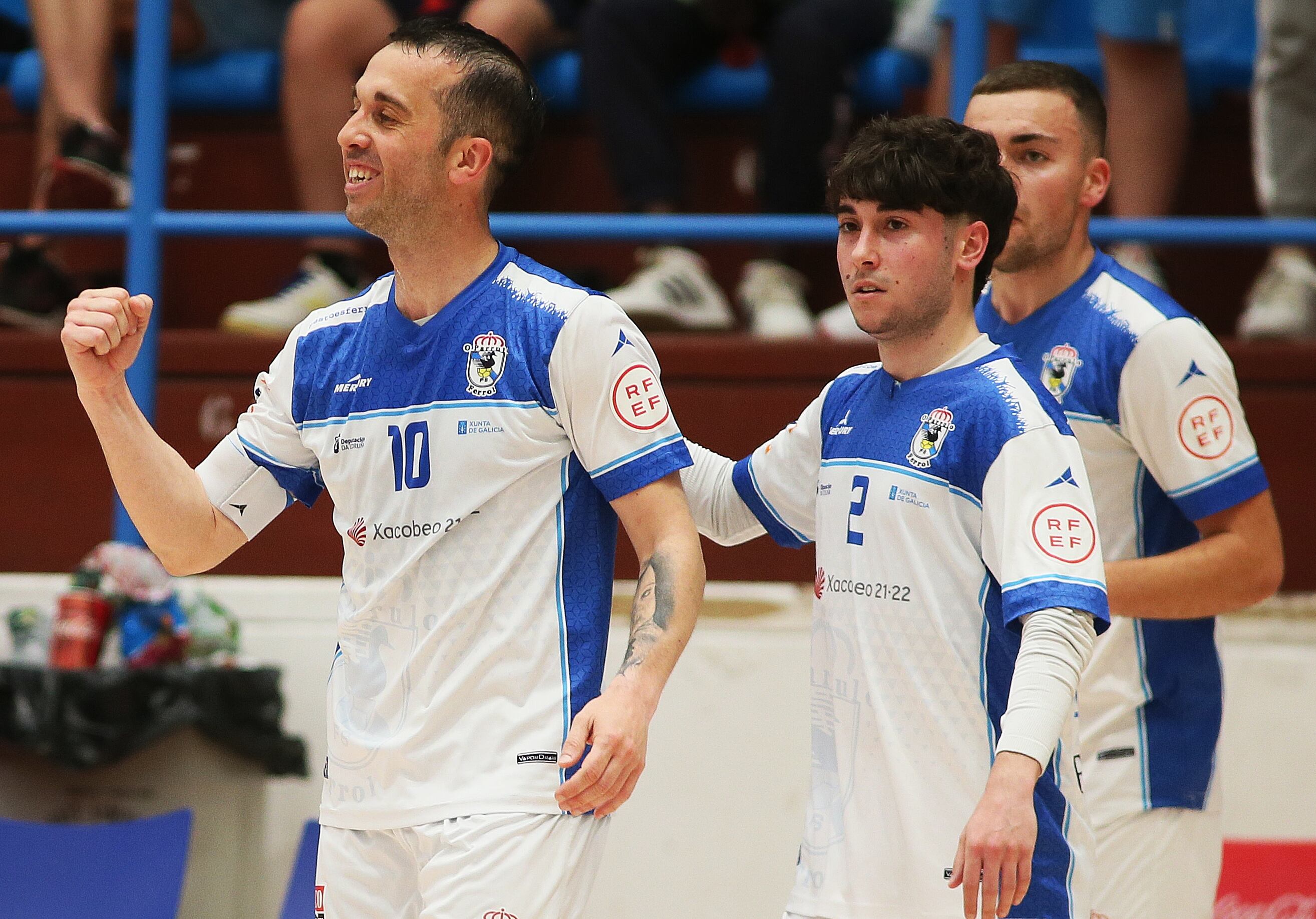 Adri celebra su gol para O Parrulo ante el Peñíscola en A Malata