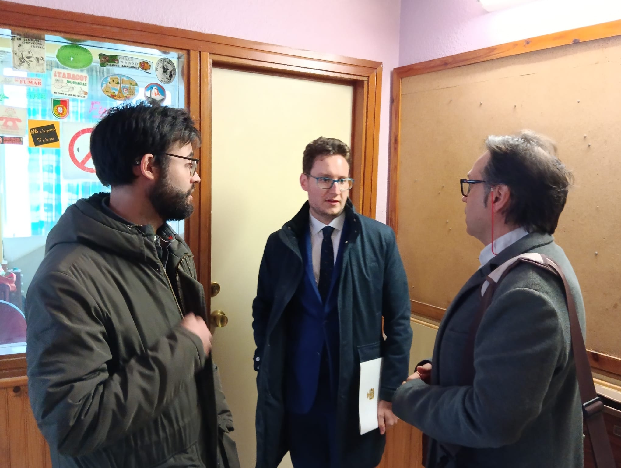 De izquierda a derecha, Carlos Medina Martín (IU). Antonio Linaje Niño (Sentir Aranda) y Alberto Marcos Castilla (edil no adscrito) en la visita al Club Juvenil de Caja de Burgos