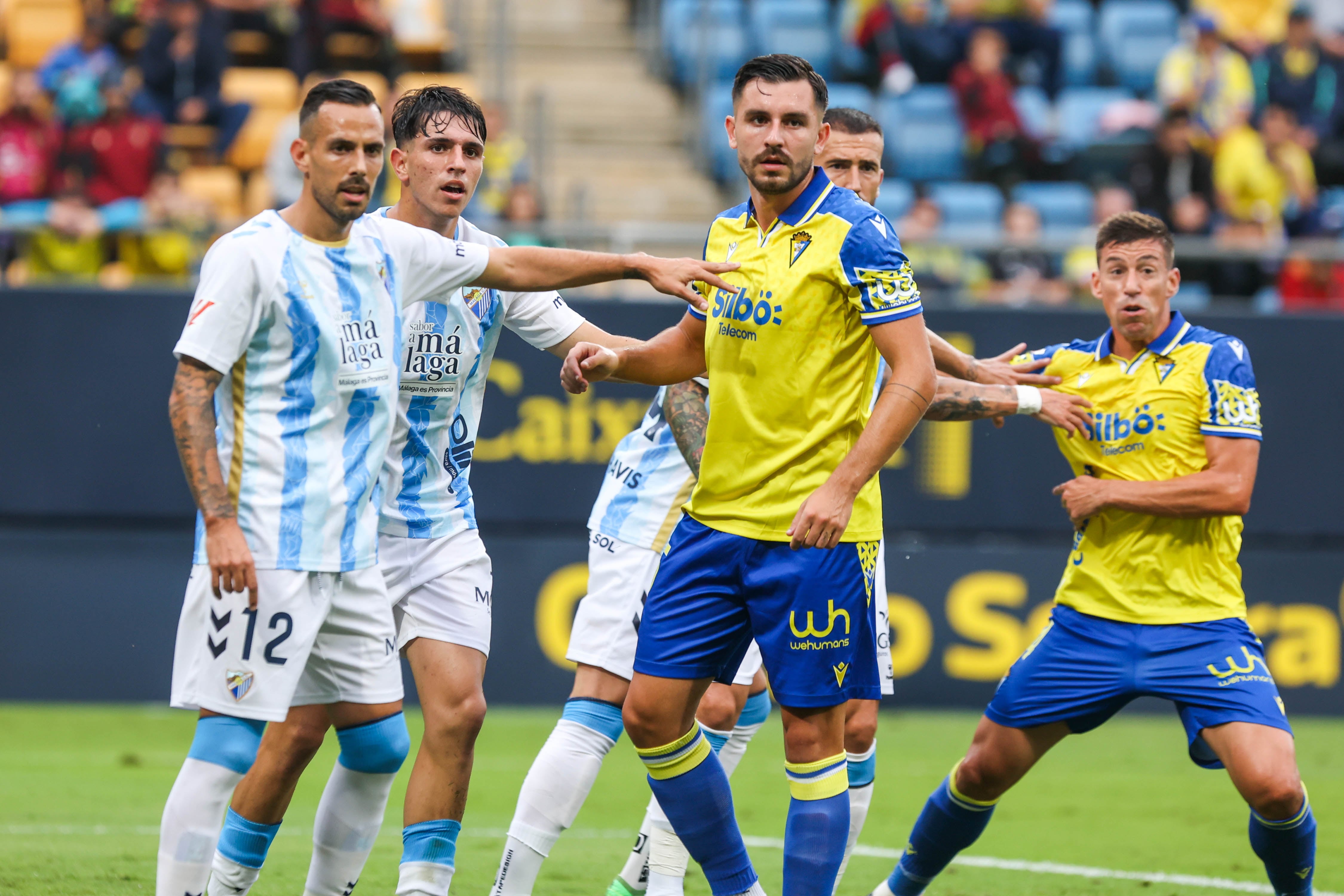 Víctor Chust junto a Rubén Alcaraz en el duelo frente al Málaga de la jornada 9 de la Liga Hypermotion. Temporada 2024-2025.