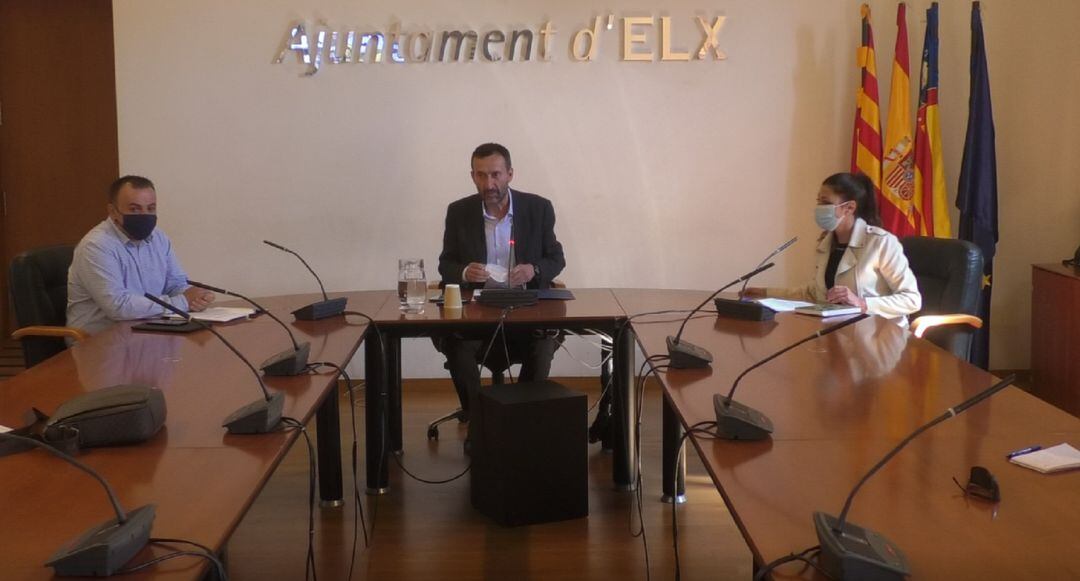 El alcalde de Elche, Carlos González, la concejala de Sanidad, Mariola Galiana y el concejal de Seguridad y Policía Ramón Abad