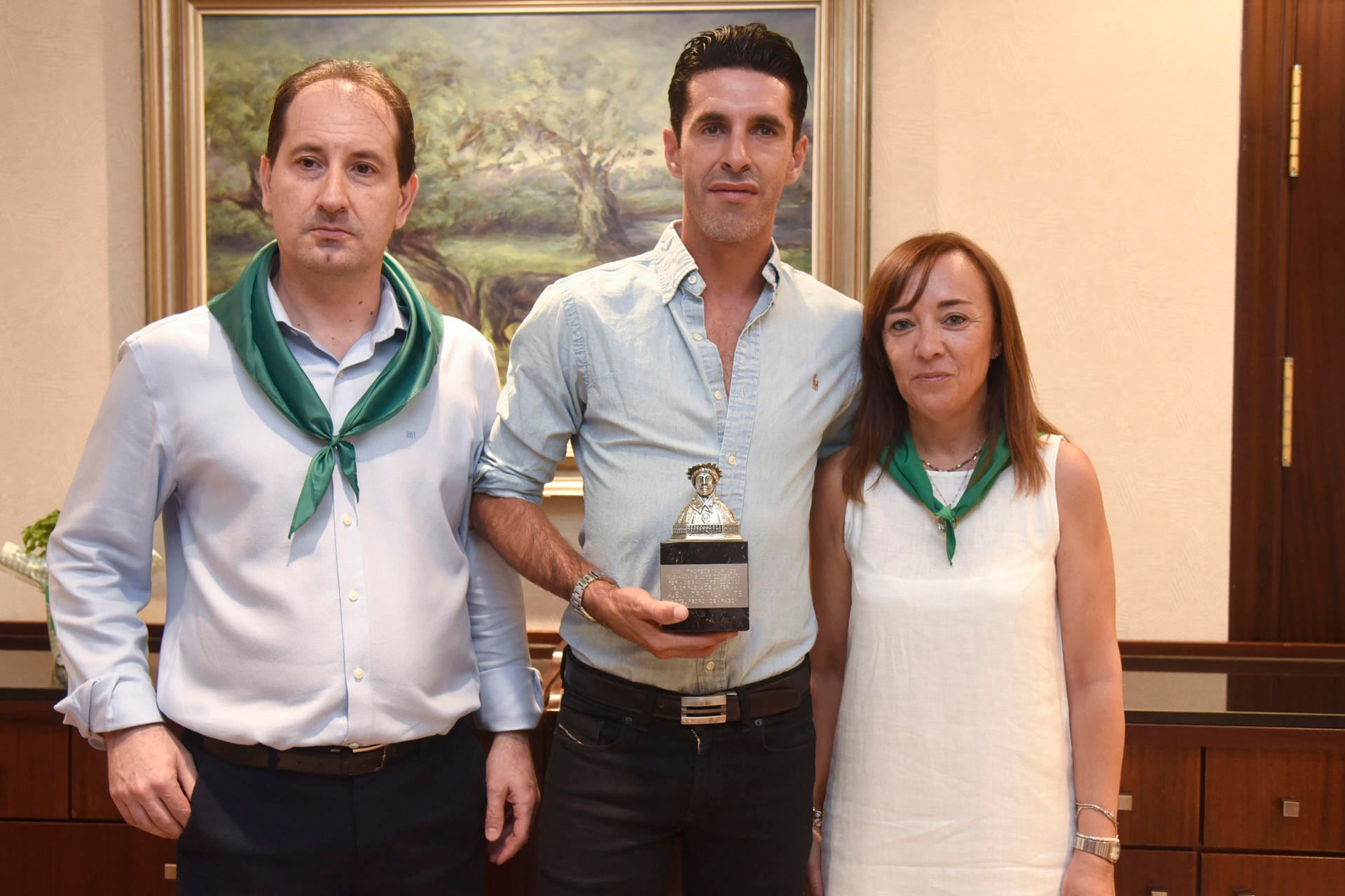 El torero Alejandro Talavante ha recibido el premio &quot;San Lorenzo de Plata&quot; a la mejor faena de la feria taurina de la Albahaca de 2023 en Huesca, de manos de la concejala delegada de la plaza de toros, Gemma Allué. También ha asistido Carlos Navarro, de los hoteles del grupo Gargallo. (FOTO: Javier Blasco. EFE)