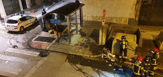 Algunos de los daños al mobiliarios urbano durante los disturbios en Linares.
