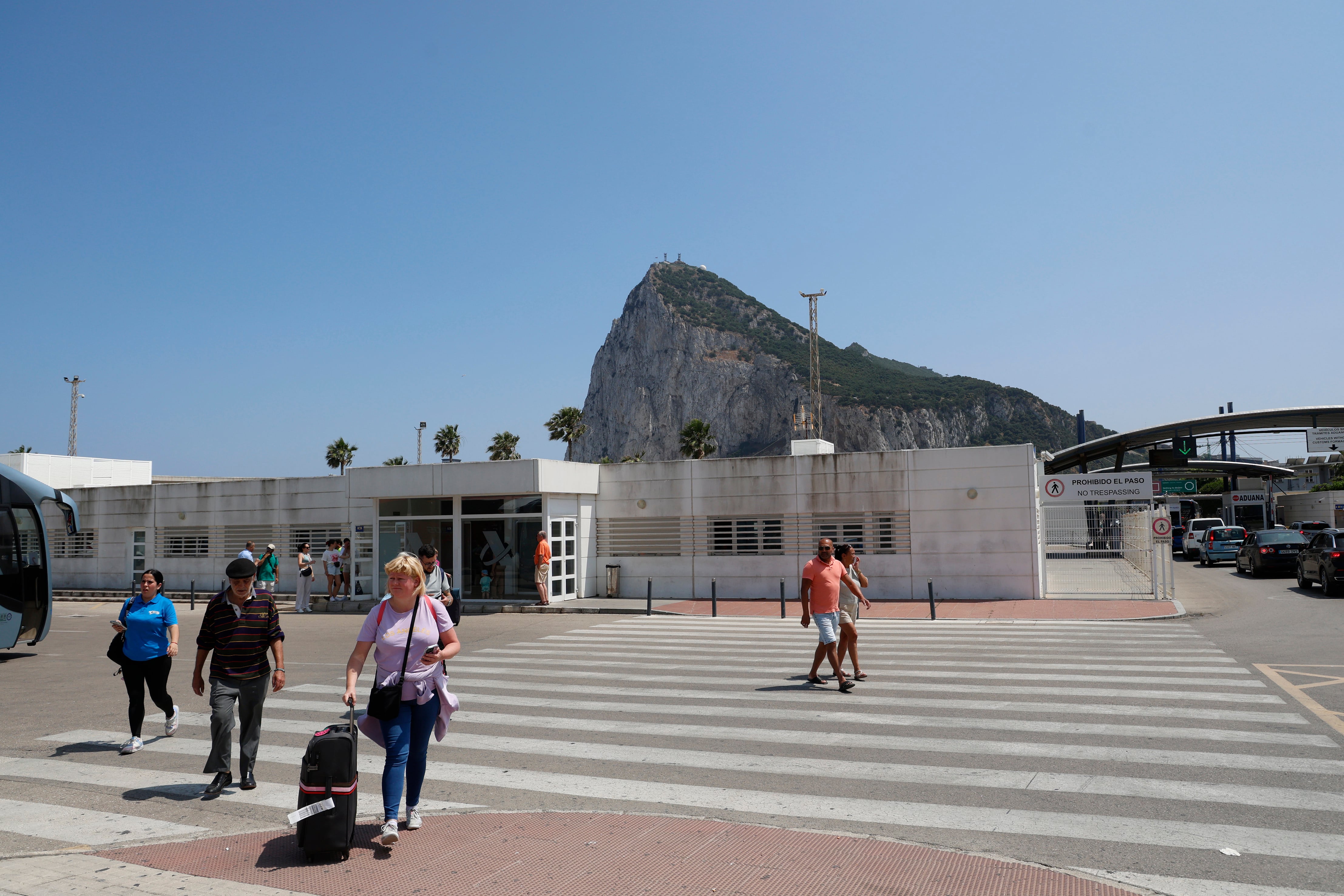 LA LÍNEA DE LA CONCEPCIÓN (CÁDIZ), 11/06/2025.- La desaparición de la verja de Gibraltar, una de las consecuencias más visibles que tendrá el acuerdo para el encaje de la colonia tras el brexit, marca un simbólico hito en la historia del que es considerado uno de los pasos fronterizos más pequeños del mundo.Es toda una alegría para las poblaciones que viven a uno y otro lado de ella, los vecinos de Gibraltar y de La Línea de La Concepción, que desde hace décadas consideran que esta verja que les separa es un termómetro que mide las tensiones políticas que han cernido sobre el Peñón. EFE/A. Carrasco Ragel
