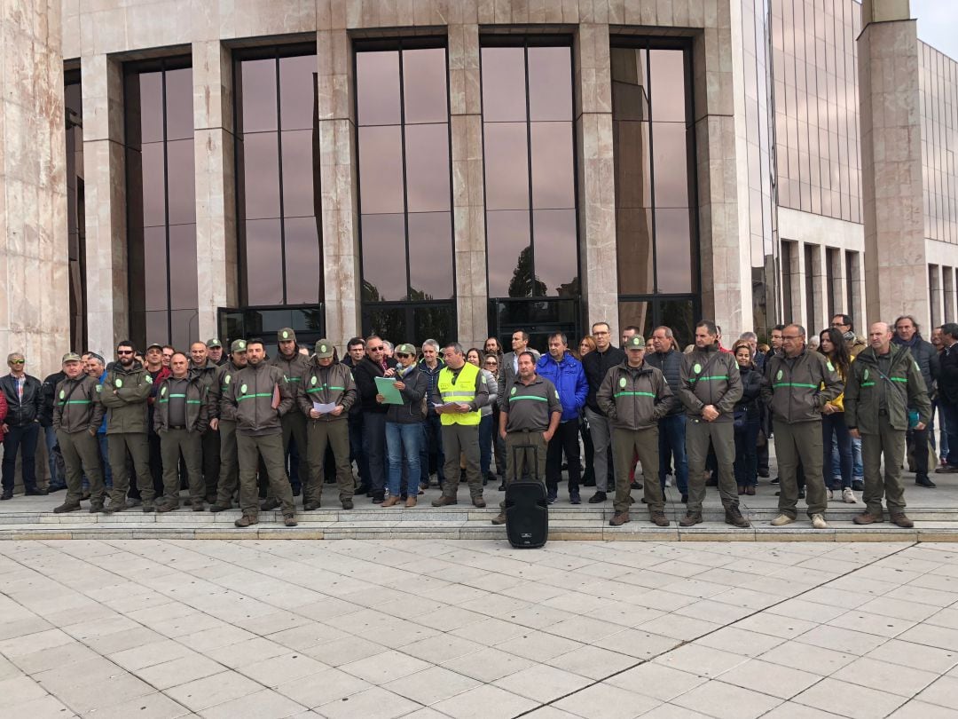 Los agentes forestales se han concentrado ante la sede de la Junta 