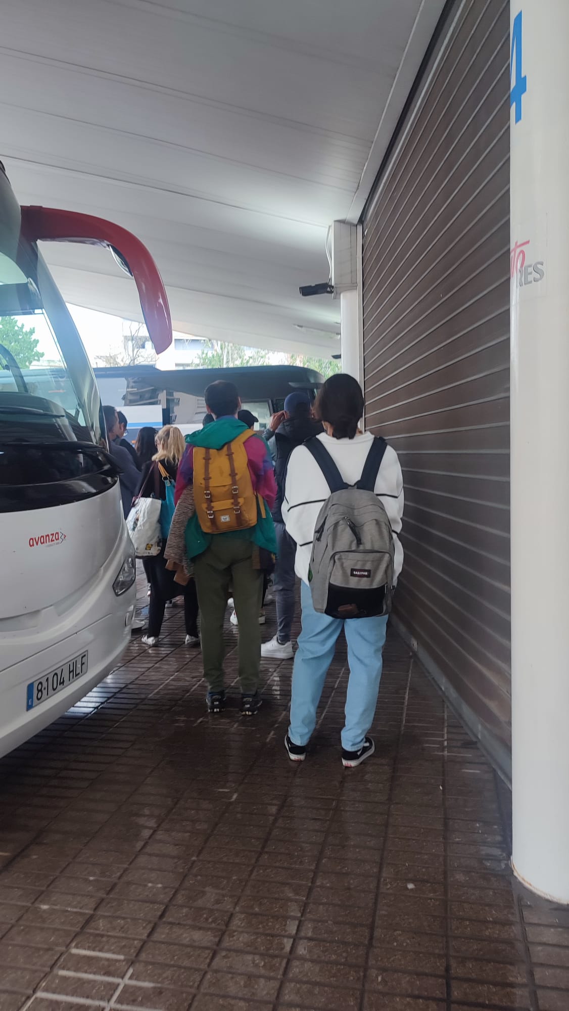 Viajeros esperando a subir al autobús a Valencia esta mañana.