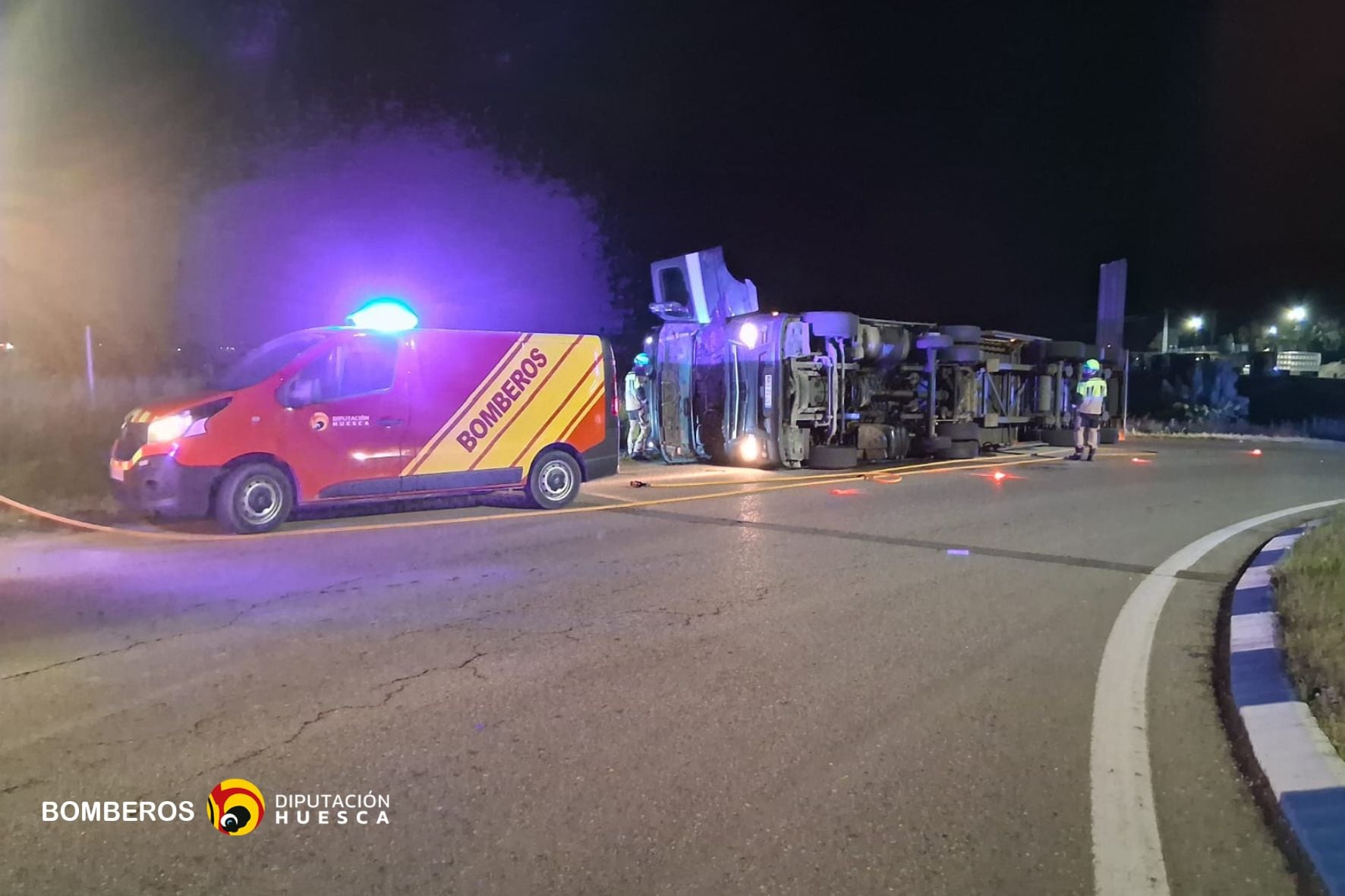 Vuelco camión en la rotonda que une la A-22 con la A-140 entre Binéfar y Binaced.