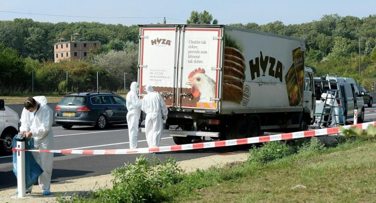 Expertos forenses realizan su trabajo en el camión frigorífico donde viajaba un grupo de inmigrantes que murieron asfixiados, en un arcén de la autopista A4, entre el lago Neusiedl y la localidad de Parndorf, en el Estado federado de Burgenland, Austria.