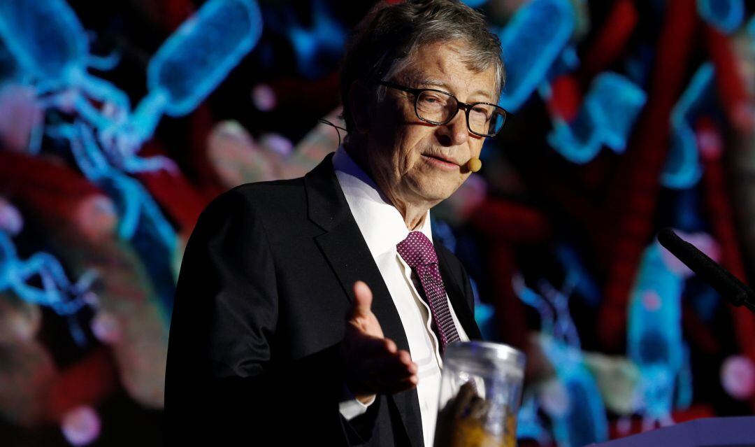 Bill Gates presentó su inodoro junto a un tarro de heces.