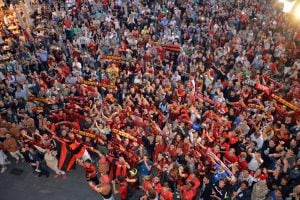 La Plaça del Mercadal plena d'aficionats del CF Reus Deportiu.