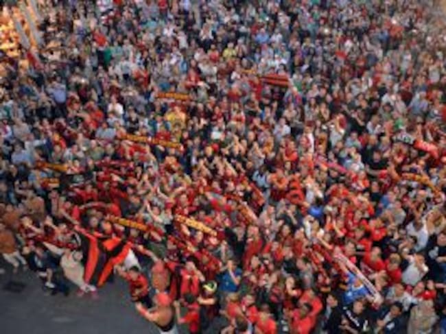 La Plaça del Mercadal plena d'aficionats del CF Reus Deportiu.