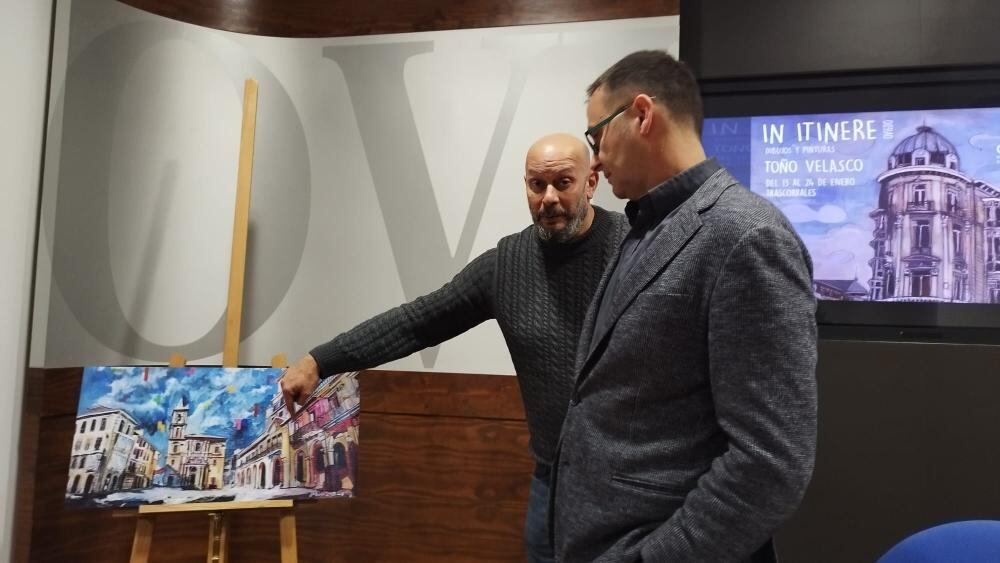 Toño Velasco y el Concejal de Cultura, José Luis Costillas, junto a una de las obras que regalará al Ayuntamiento de Oviedo