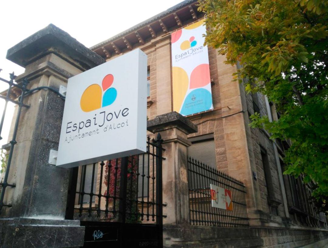 El proyecto incluye el cambio de las ventanas del edificio de Cervantes, donde se ubica l'Espai Jove.