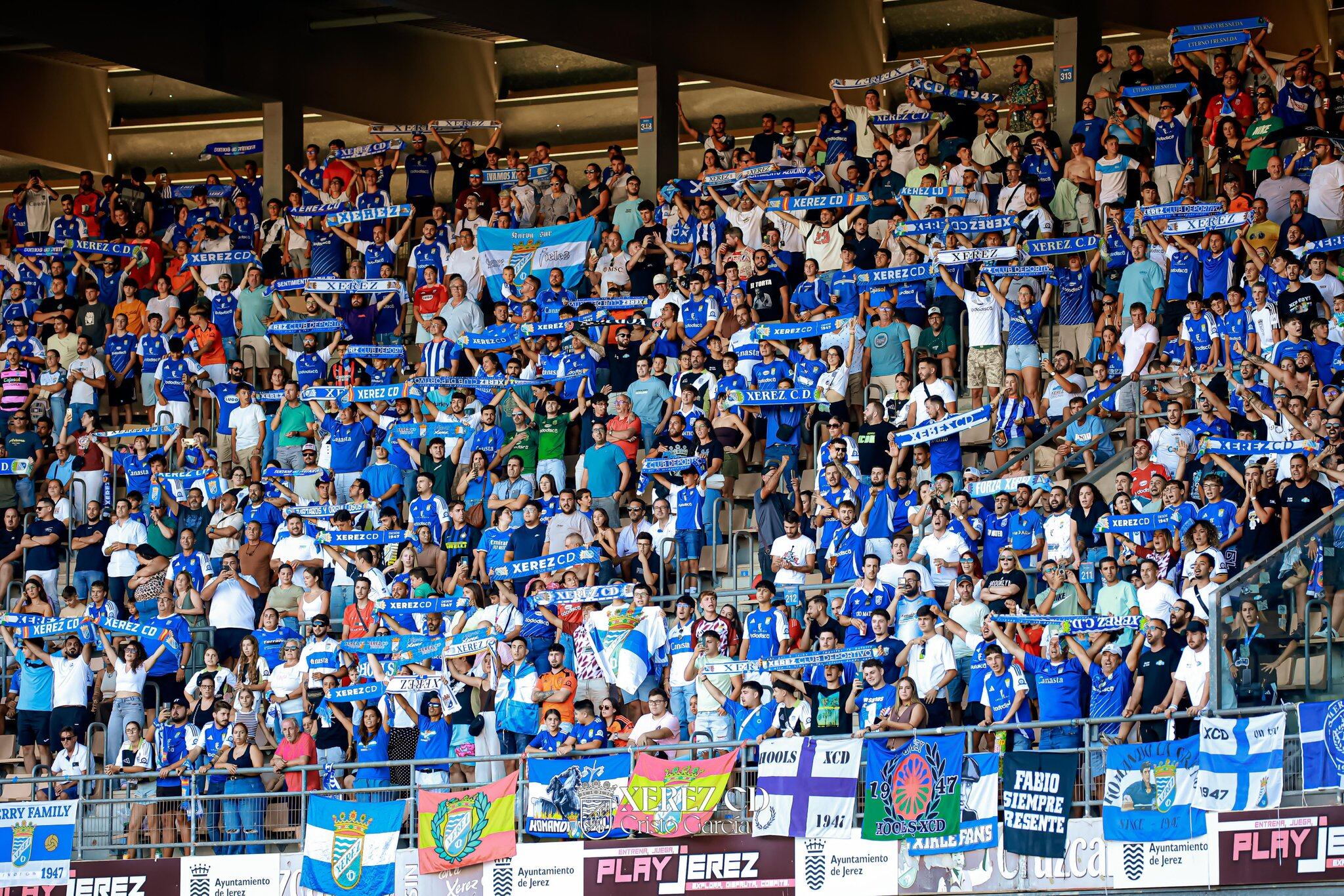 Aficionados del Xerez CD en Chapín en el estreno liguero del equipo de Galiano