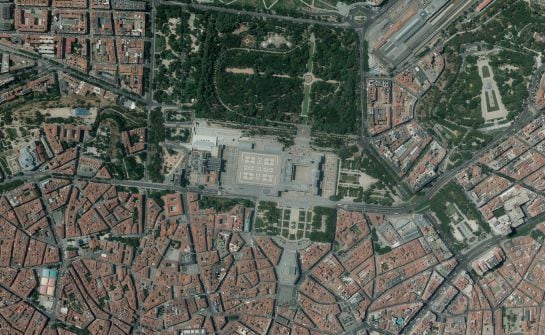 Un avión ha recorrido las calles de la capital para ofrecer imágenes desde el cielo de lugares como el Palacio Real