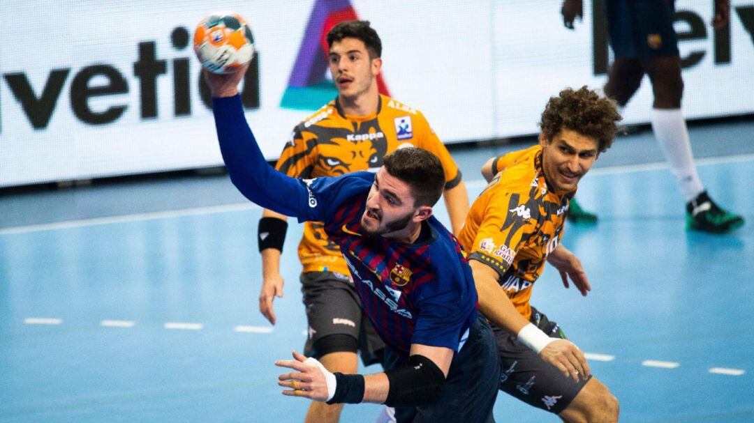 Acacio intenta frenar a Ludovic Fabregas 