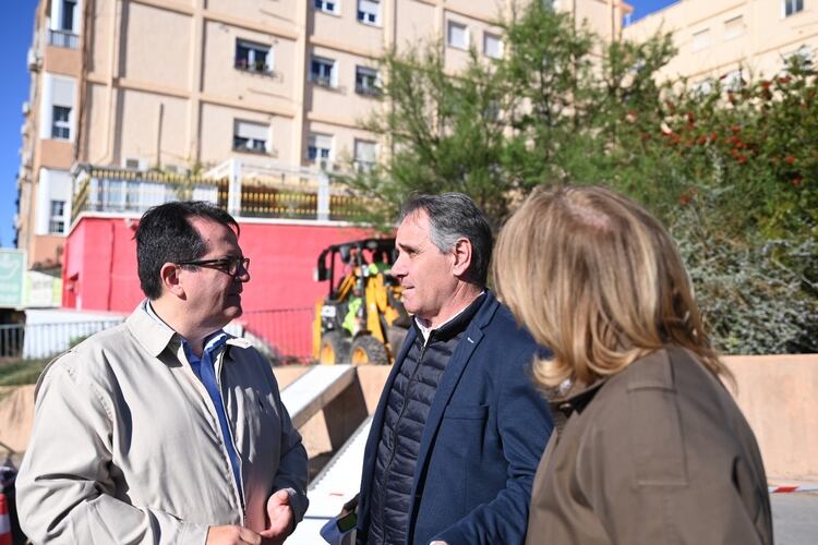 La actuación se está desarrollando en el espacio verde del tramo final de Carretera de Granada entre carretera de Ronda y el Cementerio.