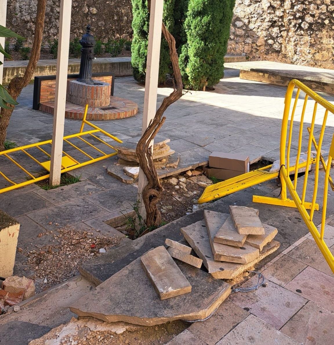 Hundimiento del suelo en los alrededores del Torreón del Pino.