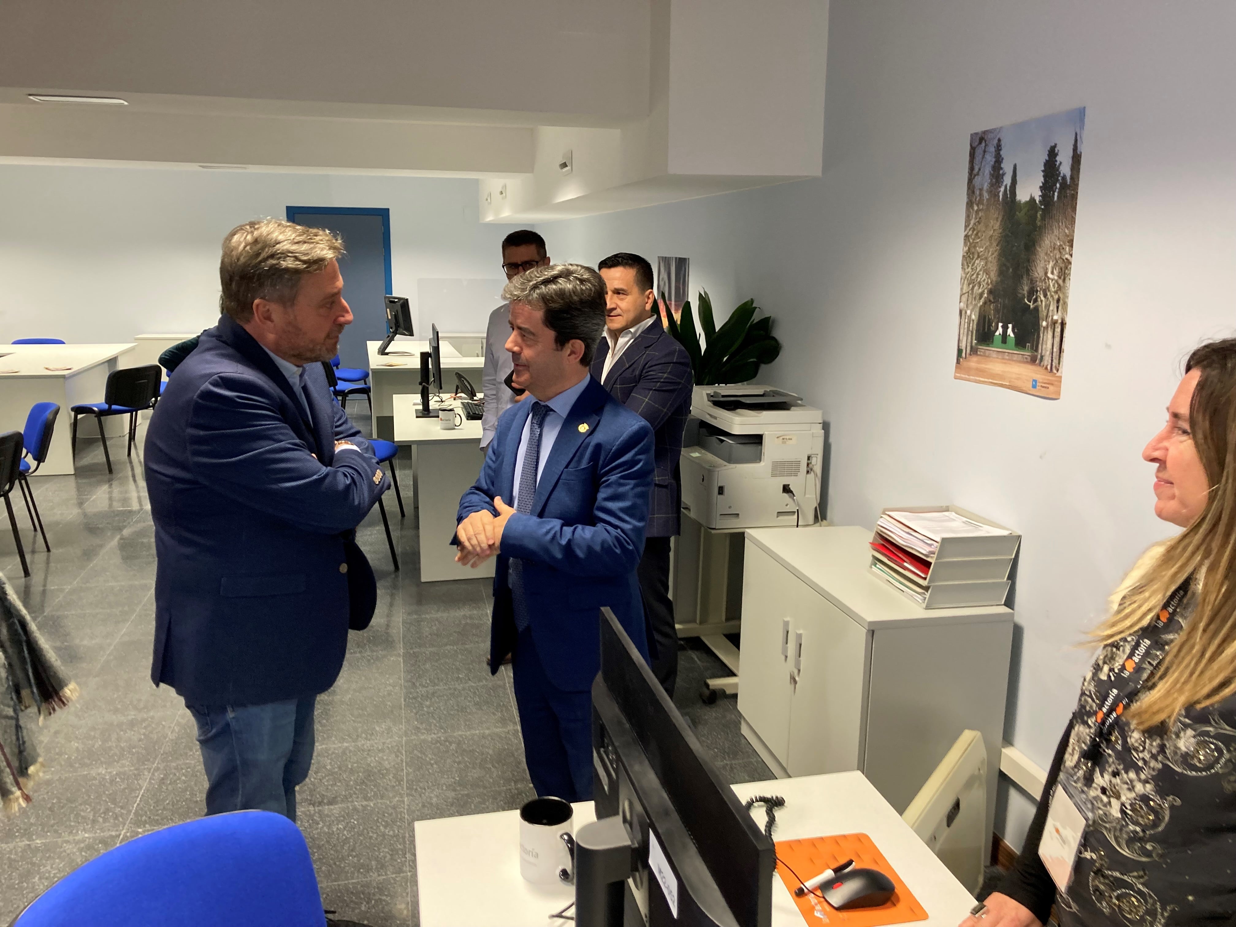 José Luis Soro y Luis Felipe en la oficina de la vivienda