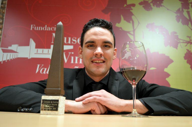 El pedroteño Valentín Checa posando con el galardón