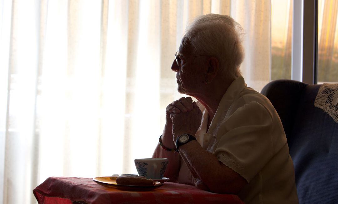 Una usuària del programa de gent gran de La Caixa, a casa seva