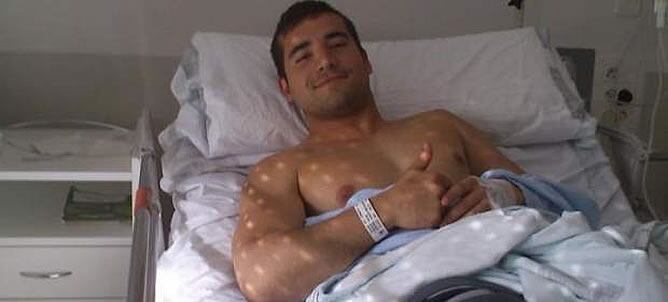 Adrián García, en una imagen de su Facebook después de someterse a la intervención quirúrjica