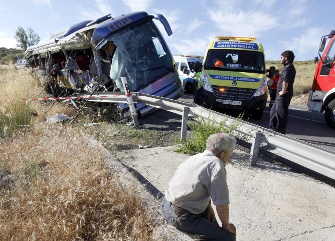 Imagen del autobús siniestrado en las inmediaciones de la localidad de Tornadizos (Ávila)