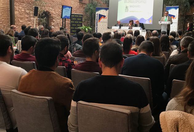 Diferentes alumnos de los centros educativos de Manzanares han acudido al primer día de las Jornadas Empresariales de Manzanares