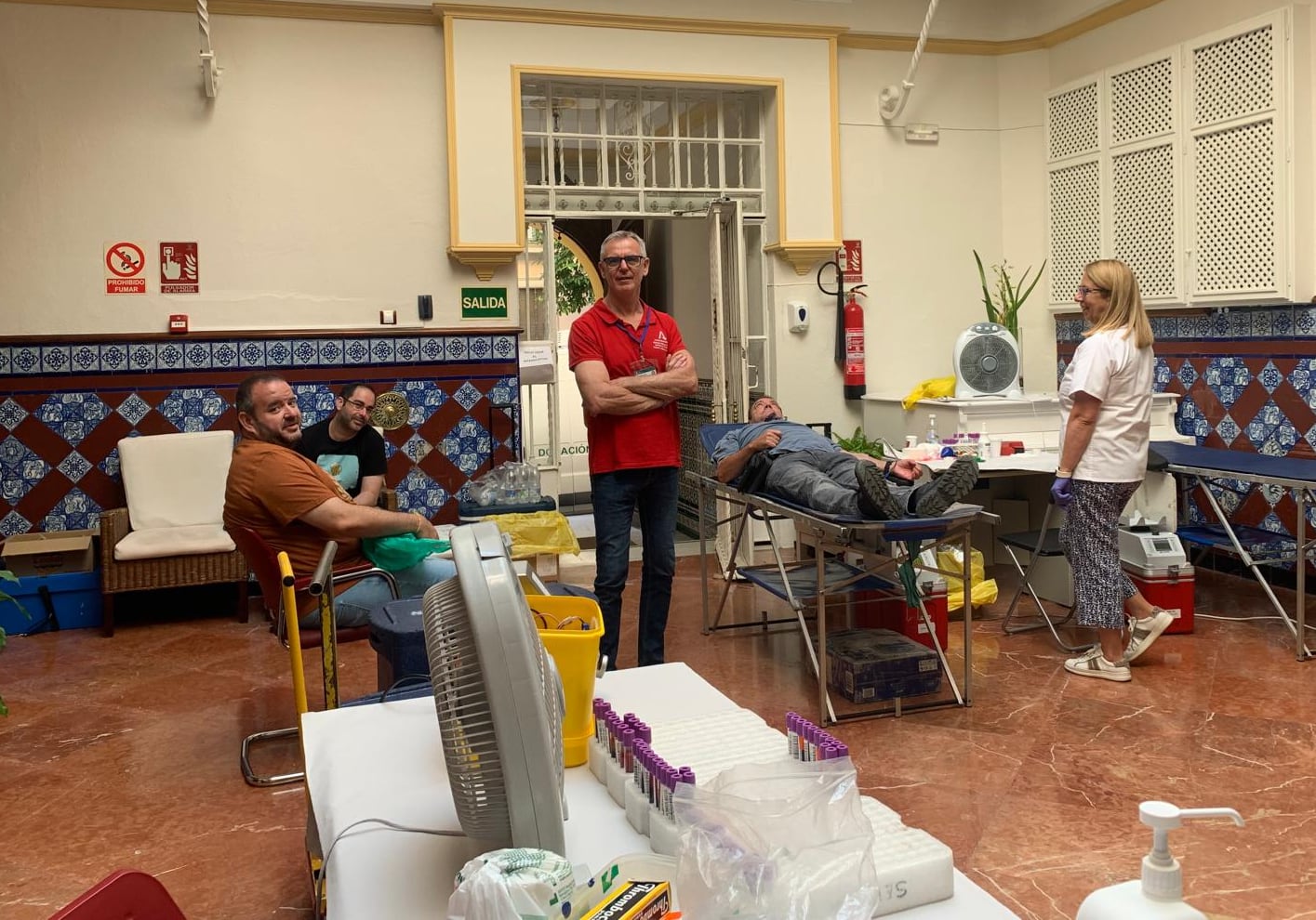 Los enfermeros Lola Velázquez y Juan González Toribio atendiendo a los donantes