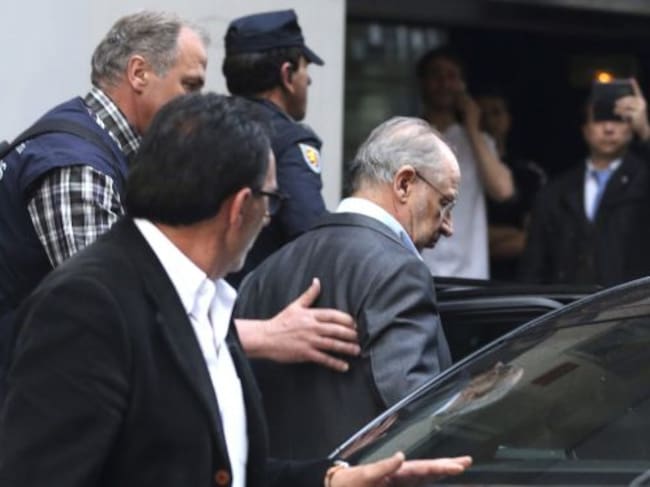 FOTOGALERÍA | Rodrigo Rato, detenido, camino a su despacho.
