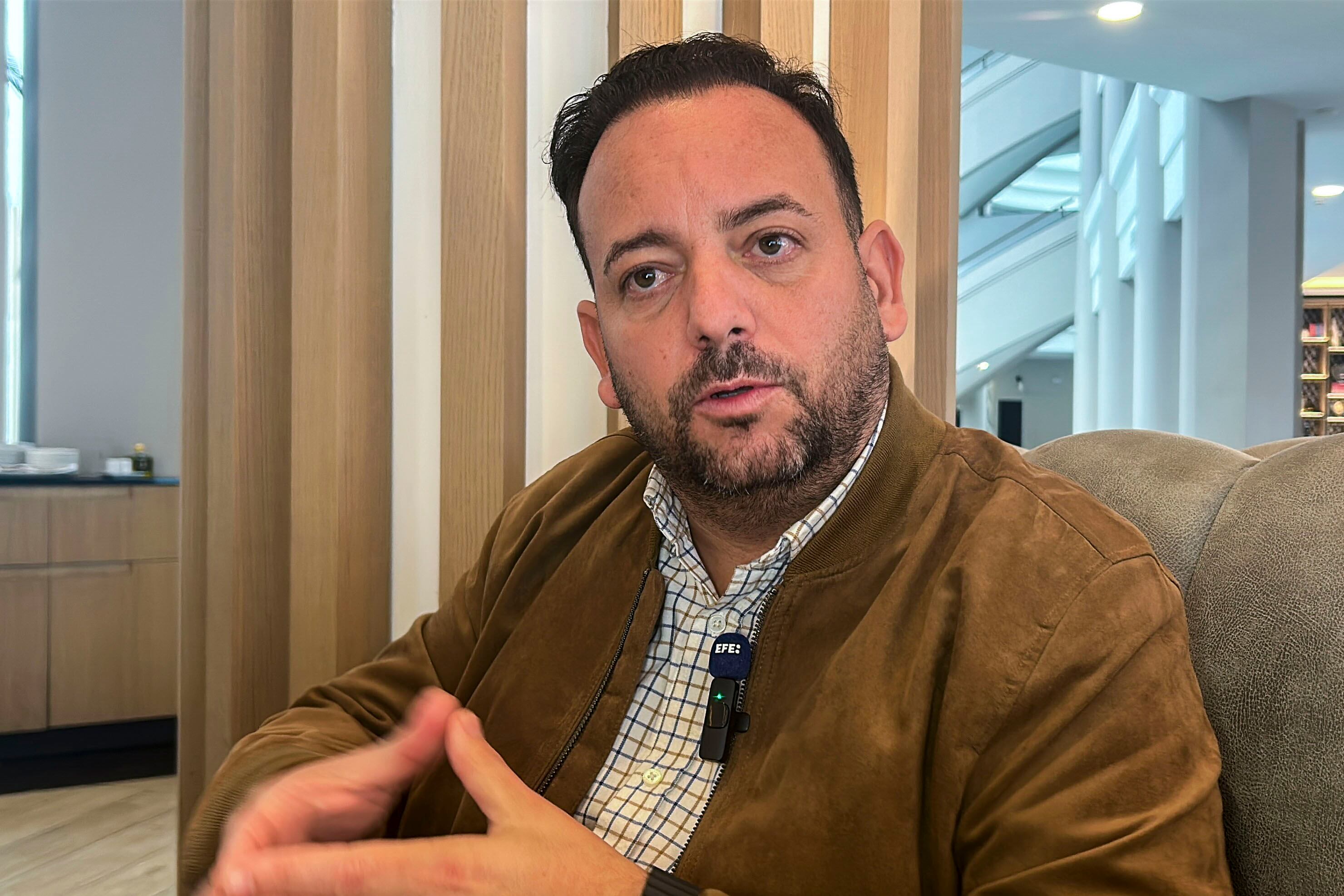 SEVILLA, 17/02/2026.- El alcalde de la Algaba (Sevilla), Diego Manuel Agüera, durante la entrevista con EFE en la que ha negado las acusaciones de acoso sexual a un joven aprendiz de torero del municipio, y ha atribuido la denuncia presentada contra él en los canales internos del PSOE a una venganza del responsable de la escuela taurina local, tras haberla cerrado por falta de alumnado. EFE/ Fermín Cabanillas