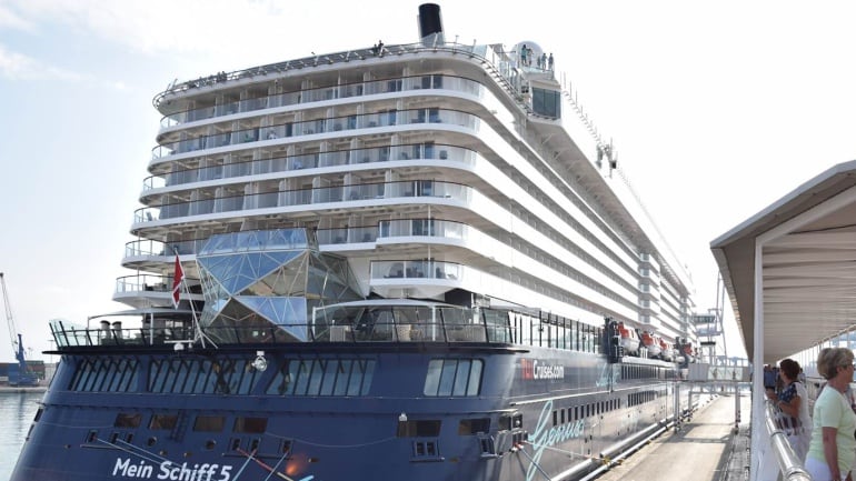 Foto de un crucero atracado en el puerto de Valencia