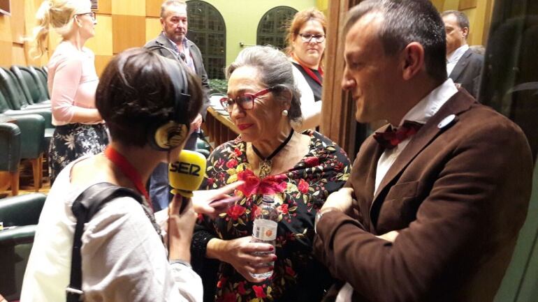 Luisa Gavasa, atendiendo a Radio Zaragoza minutos después de la lectura del pregón