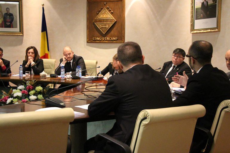 El conseller del PS al comú d'Encamp, Joan Sans, demanant explicacions a la majoria de DA sobre la nova retribució a la corporació.