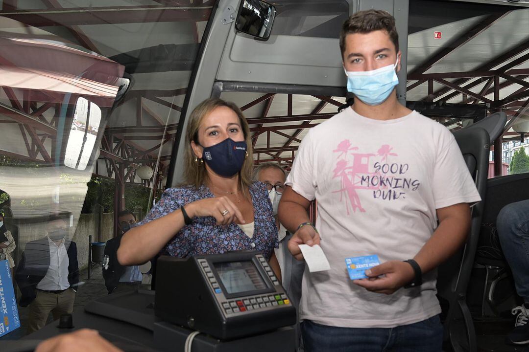 Ethel Vázquez na estación de autobuses de Carballo