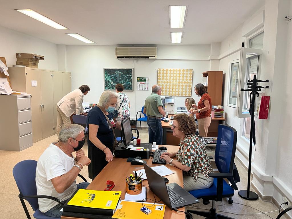 Varios jienenses en las oficinas centrales de la UPM durante el primer día de matriculación para el curso 2022/2023.