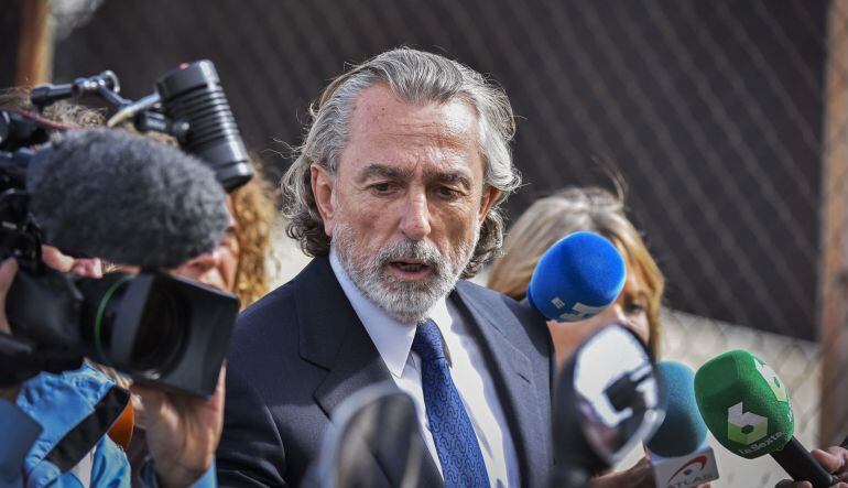 El presunto cabecilla de la trama Gürtel, Francisco Correa, a su salida esta tarde de la Audiencia Nacional, donde hoy ha declarado en el macrojuicio que sienta en el banquillo a 37 acusados de la red corrupta. Correa ha pedido "disculpas" públicamente "a